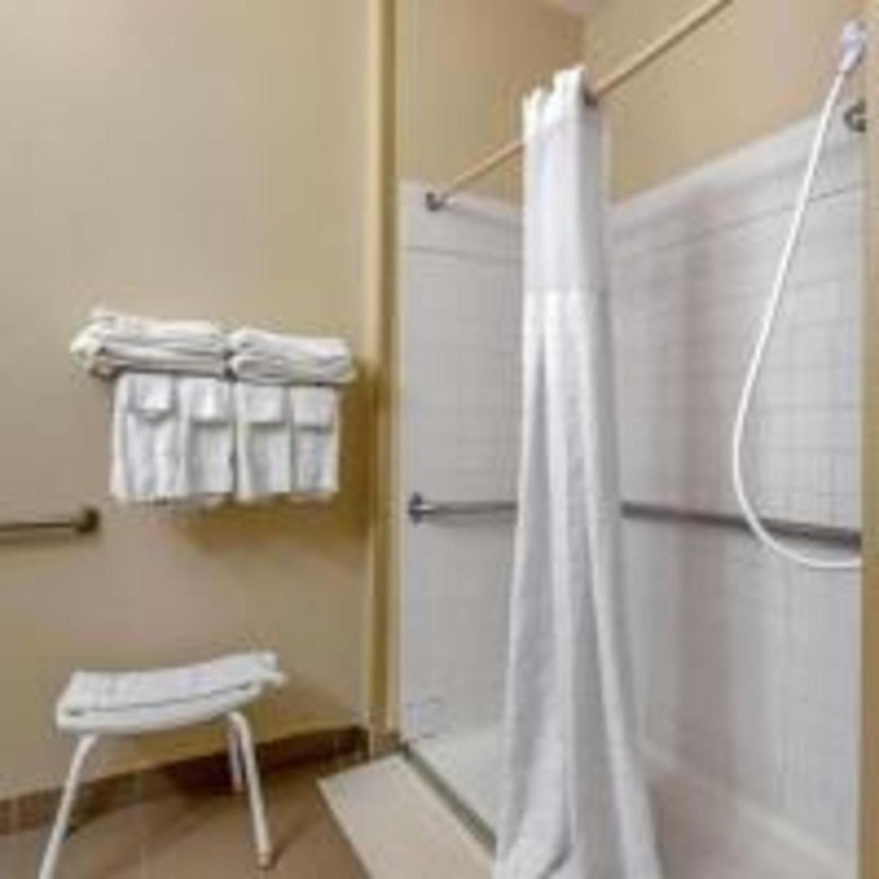 Queen Room with Roll-In Shower - Accessible/Non Smoking,1341560081:JPEG